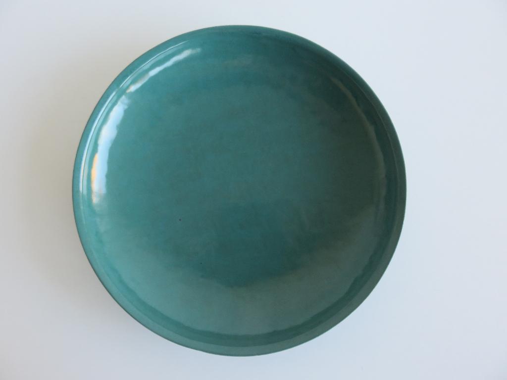 Handgemaakte geglazuurde blauwgroene keramieken schaal 27 cm, Porselein of Keramiek, Schaal, Rond, Ophalen of Verzenden