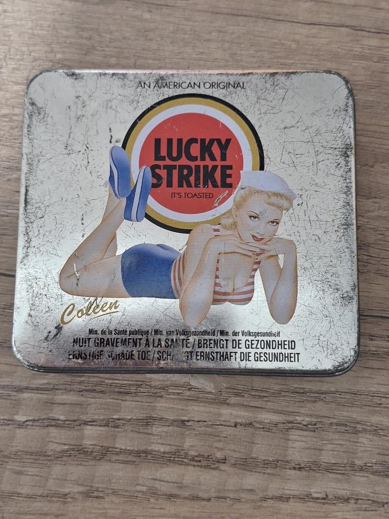 Oud blikken sigaretten blik Lucky Strike Pin Up limited, Ophalen of Verzenden, Gebruikt, Tabaksdoos of Verpakking