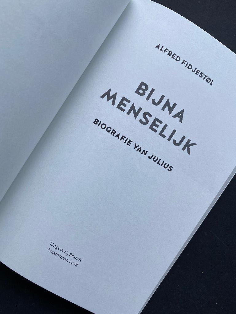 Bijna menselijk, biografie van Julius / 2018 / Nieuw, Ophalen of Verzenden, Zo goed als nieuw, Overige diersoorten