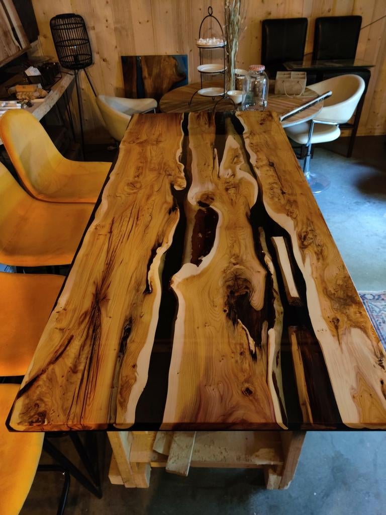 Foto 5 van Taxus houten tafel met epoxy op maat gemaakt.