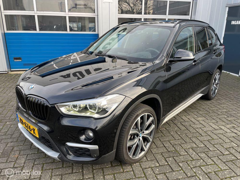 BMW X1 sDrive20i OrangeEdition III Automaat-Pano-Leer-Camera, 1998 cc, Zwart, Bedrijf, SUV of Terreinwagen