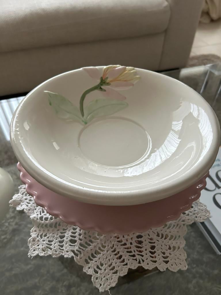 Vintage witte schaal met 3D bloem in pastelkleuren, Huis en Inrichting, Keuken | Servies, Ophalen of Verzenden, Zo goed als nieuw