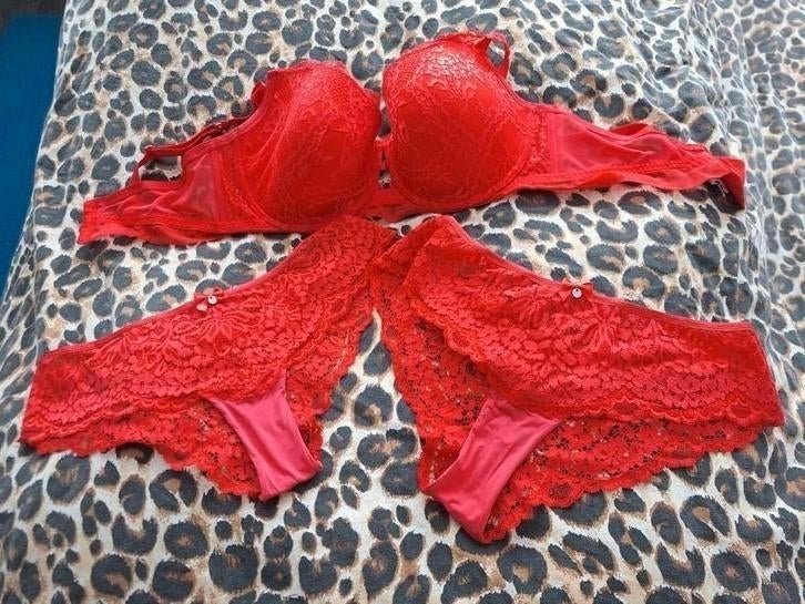 Hunkemöller set 85E M, Hunkemöller, Ophalen of Verzenden, Rood, Setje