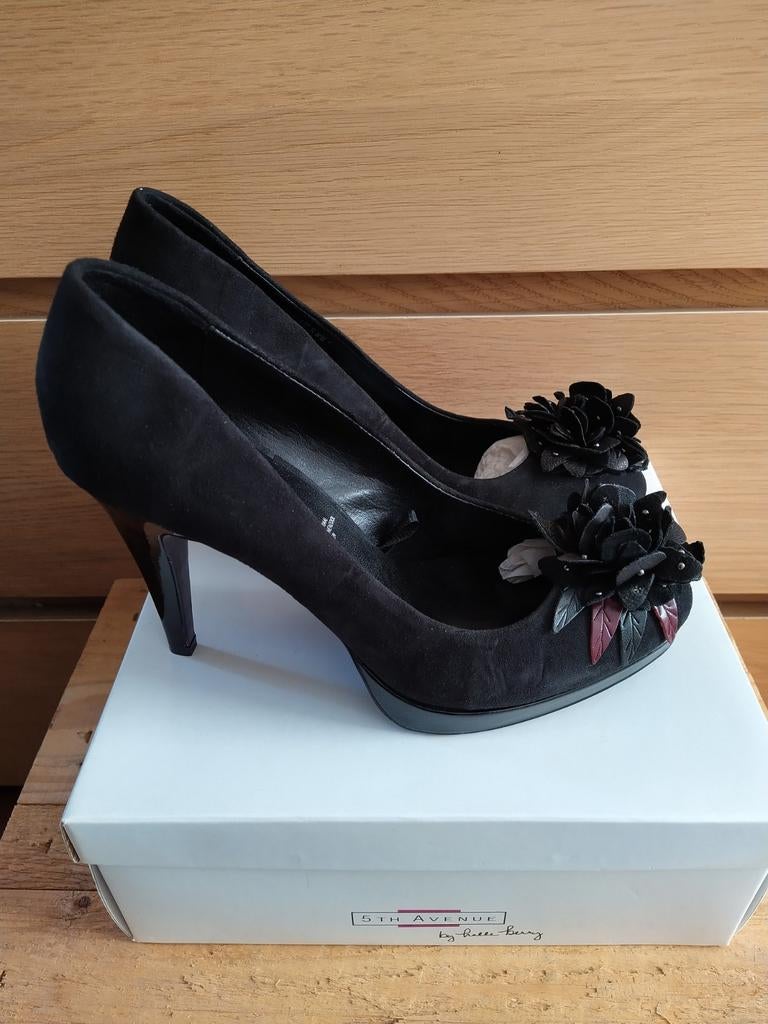 Nieuwe pumps. Hakken. 5Th avenue. Zwart. Maat 40. Met bloem., Ophalen of Verzenden, Zo goed als nieuw, Zwart