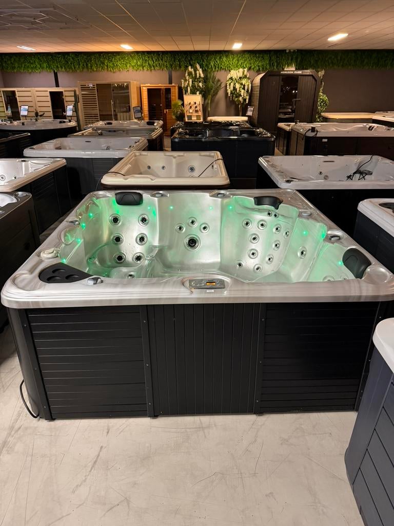 Jacuzzi Spa 215x215 - Balboa - Plug & Play - ultieme massage, Ophalen, Zo goed als nieuw, Trap, Vast