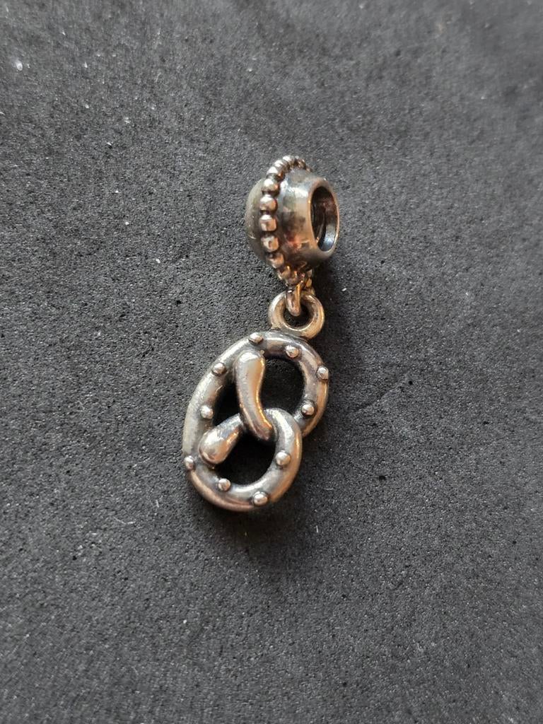 Pandora bretzel charm oude collectie, Sieraden, Tassen en Uiterlijk, Bedels, Pandora, Ophalen of Verzenden, Zo goed als nieuw