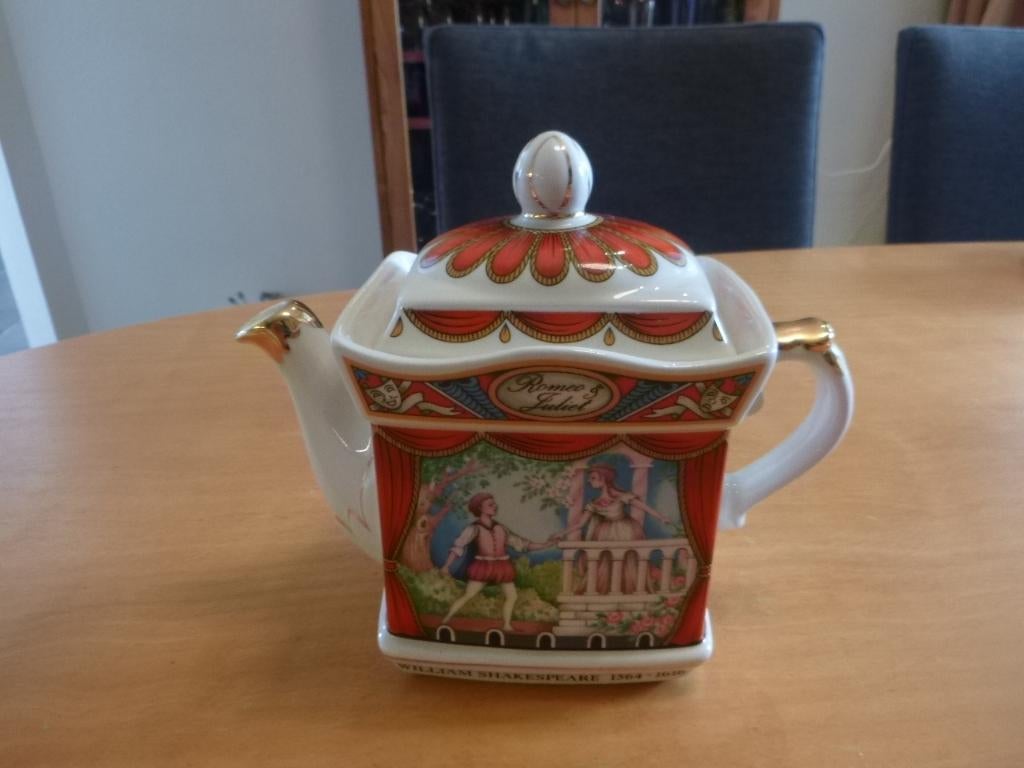 mooie retro theepot met opdruk van Romeo en Julia, Ophalen of Verzenden, Overige typen
