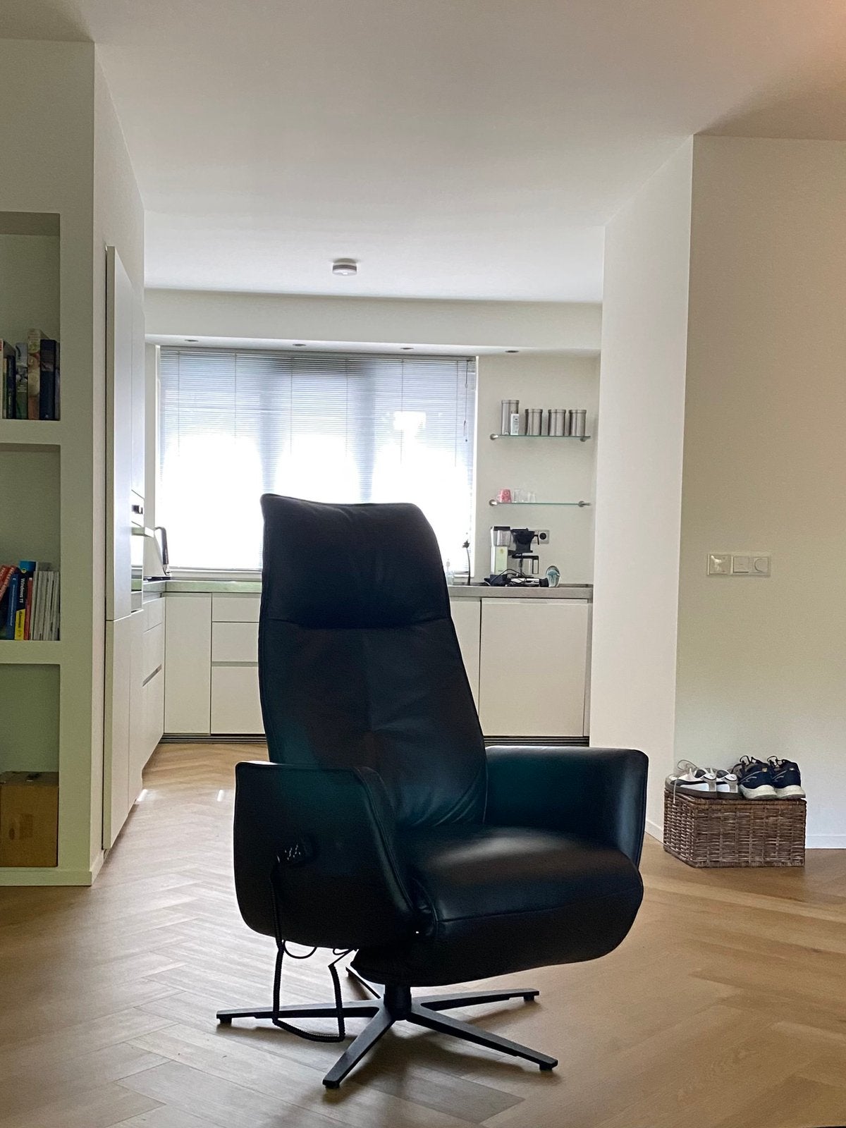 Prachtig, chique relaxstoel te koop., Ophalen, Zo goed als nieuw, Leer, 50 tot 75 cm