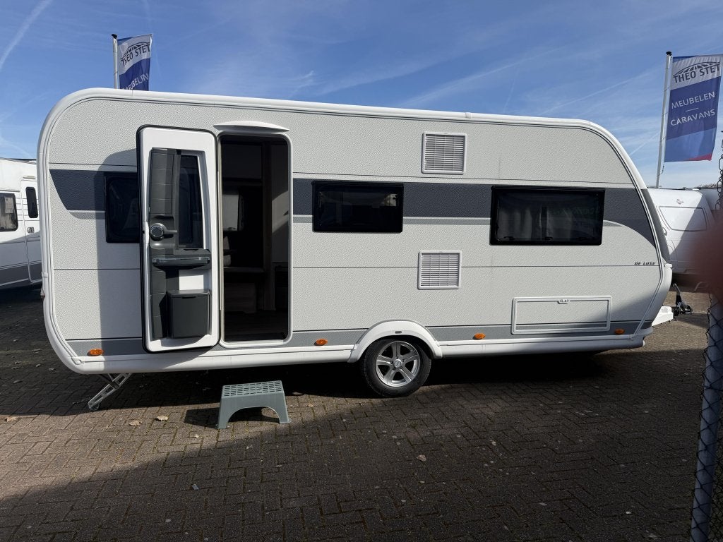 Hobby De Luxe 495 UL 2026 Nieuw en met mover!, Rondzit, Hobby, Bedrijf, Schokbreker