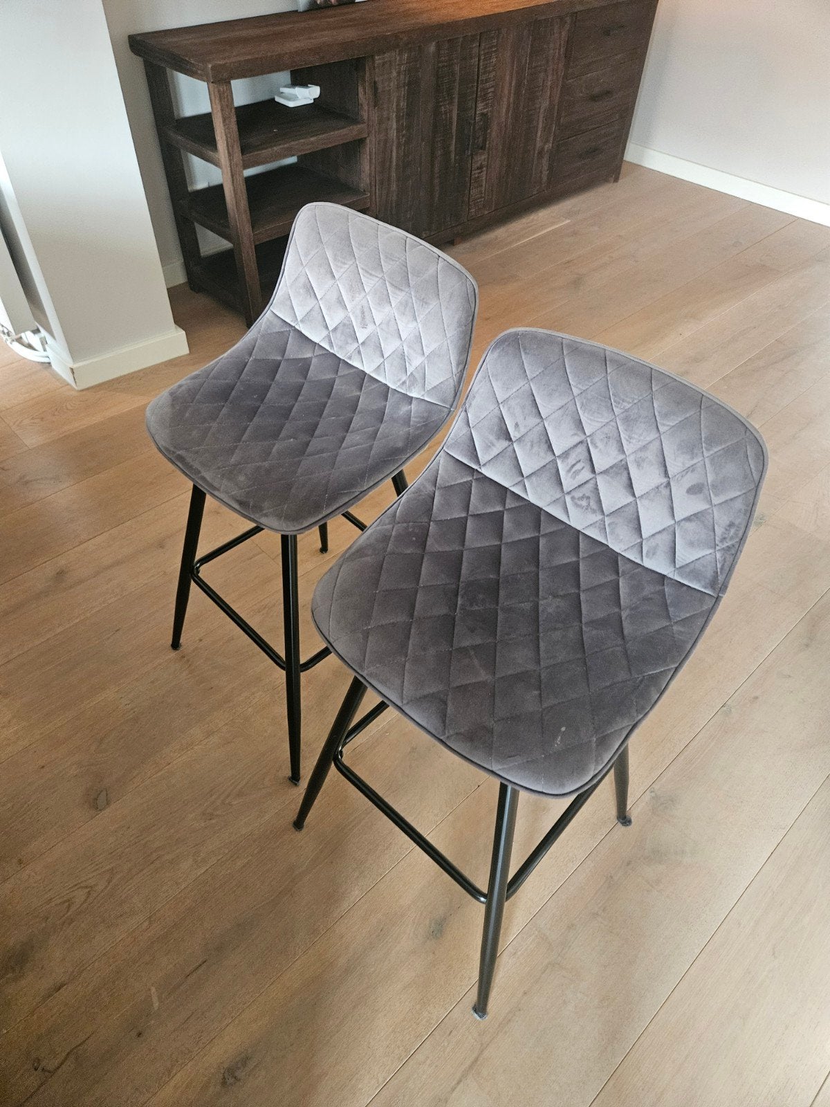 Set van 2 grijze fluwelen barkrukken, Ophalen