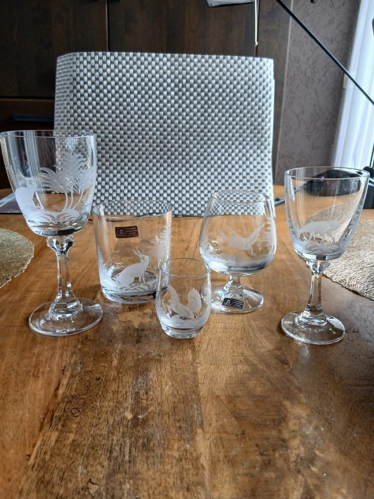 Kristallen glazen met dieren gegraveerd, Verzamelen, Glas en Borrelglaasjes, Ophalen of Verzenden, Zo goed als nieuw, Overige typen