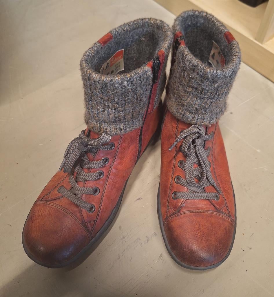 Hoge rood/bruine Rieker dames schoenen met wol, maat 40, Kleding | Dames, Schoenen, Ophalen of Verzenden, Zo goed als nieuw, Rood