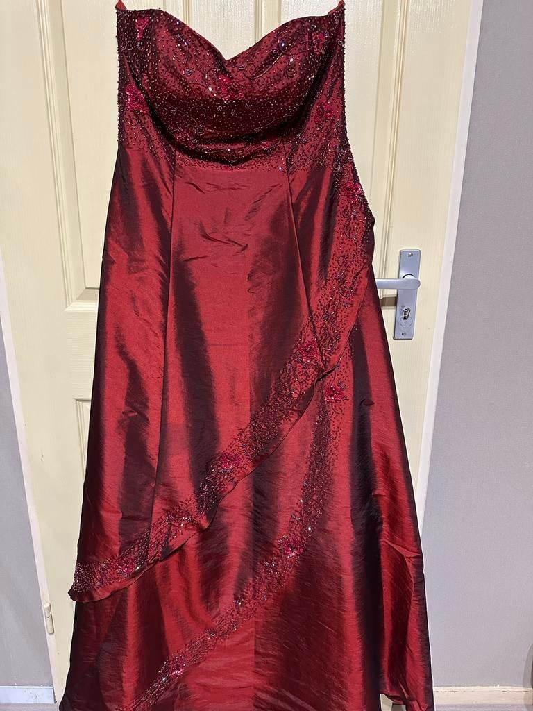 Prachtige Bordeauxrode galajurk  maat 42, Kleding | Dames, Gelegenheidskleding, Galajurk, Maat 42/44 (L), Ophalen of Verzenden