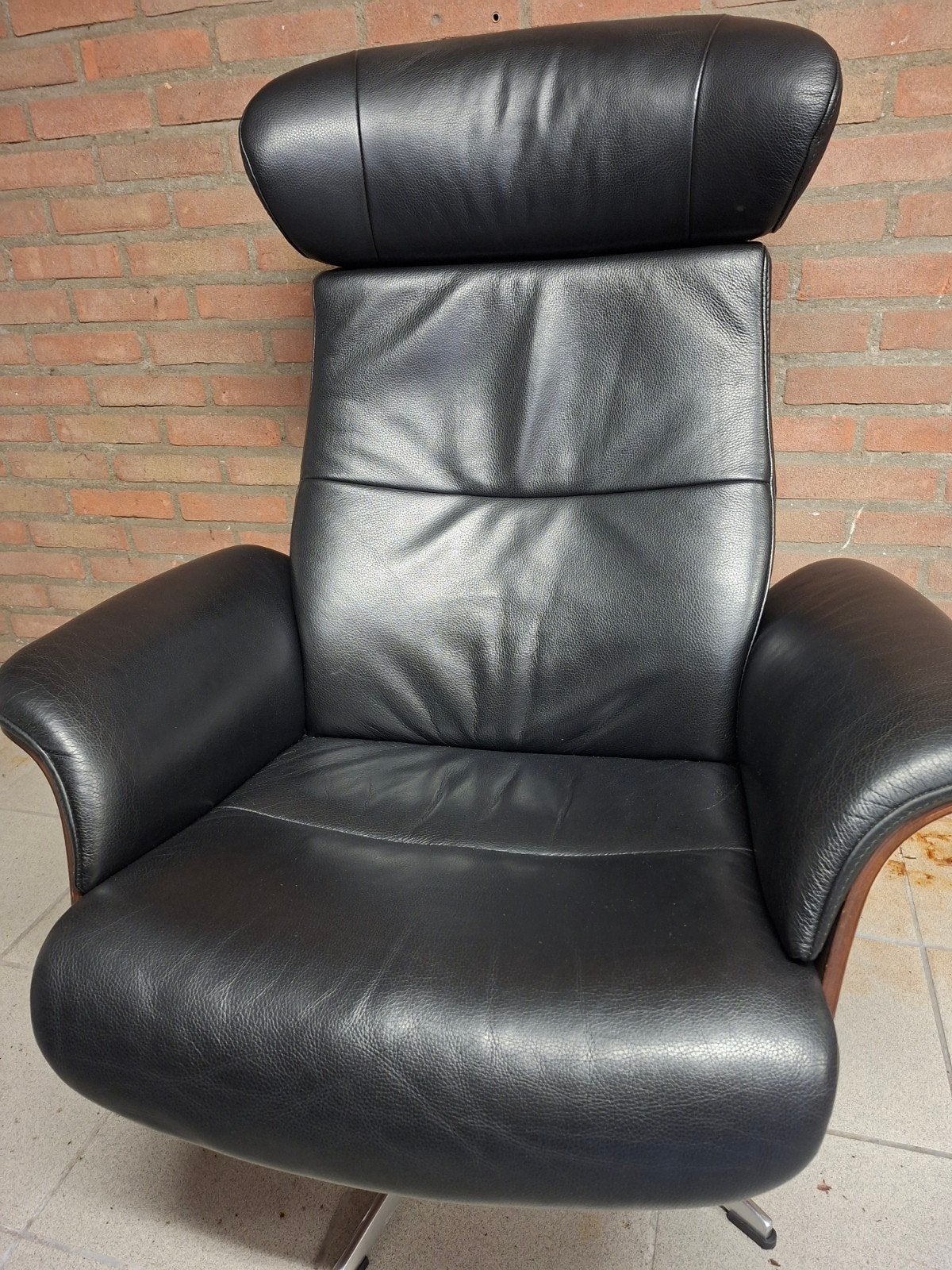 Conform Timeout Relaxfauteuil Walnoot Zwart Leer, Huis en Inrichting, Fauteuils, Ophalen, Gebruikt, Modern, Scandinavisch, 75 tot 100 cm