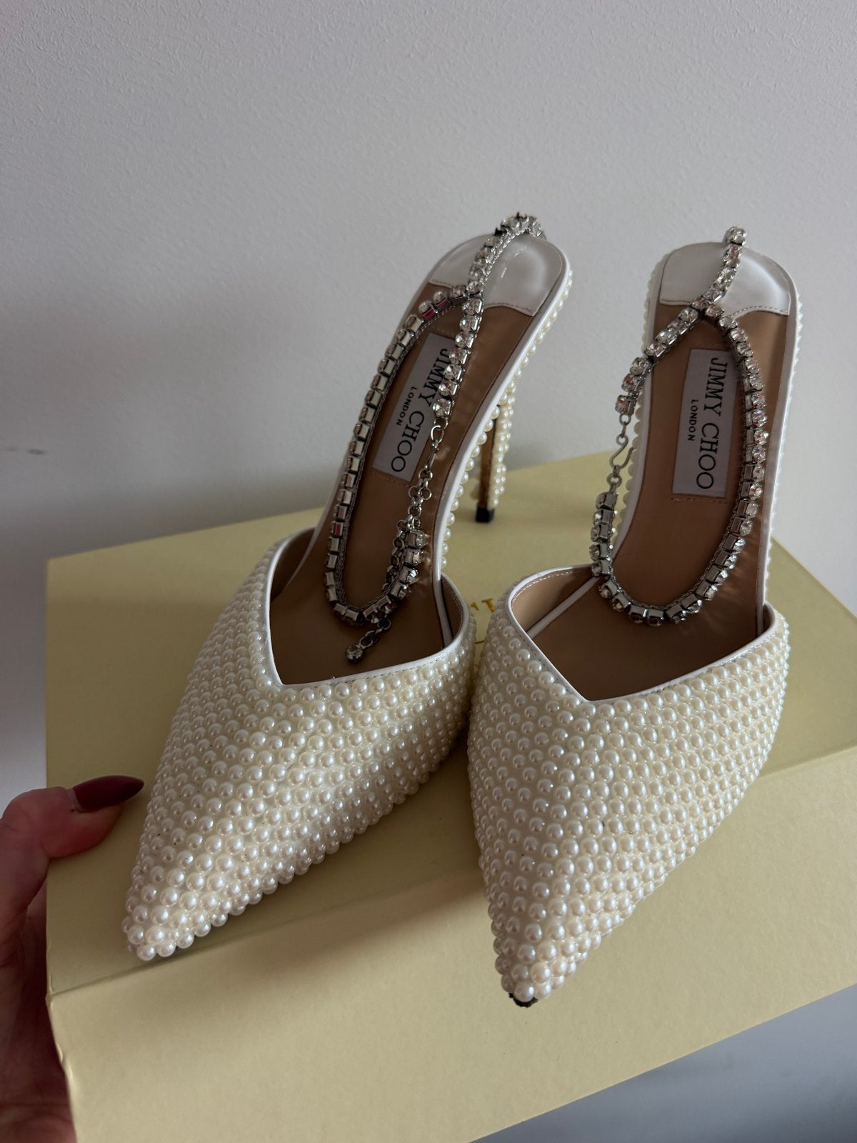 Jimmy Choo Sacora 100 parel pumps met kristallen enkelband, Kleding | Dames, Schoenen, Ophalen of Verzenden, Gedragen, Wit, Pumps