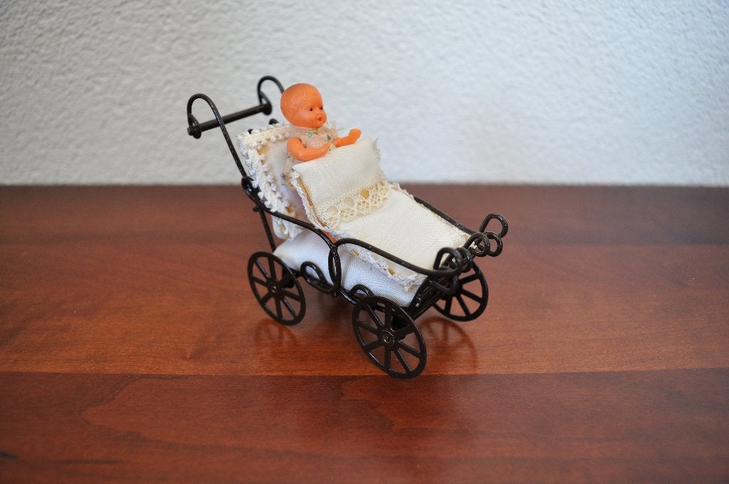 Vintage Poppenhuis Kinderwagen Metaal 11 cm met Popje, Ophalen of Verzenden, Gebruikt, Overige typen