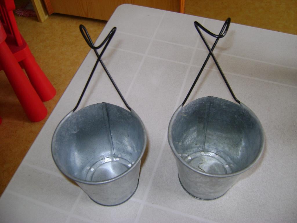 2 metalen bloempot hangers 22hoogx11rond onder watergaatjes, Rond, Ophalen of Verzenden, Zo goed als nieuw, Metaal