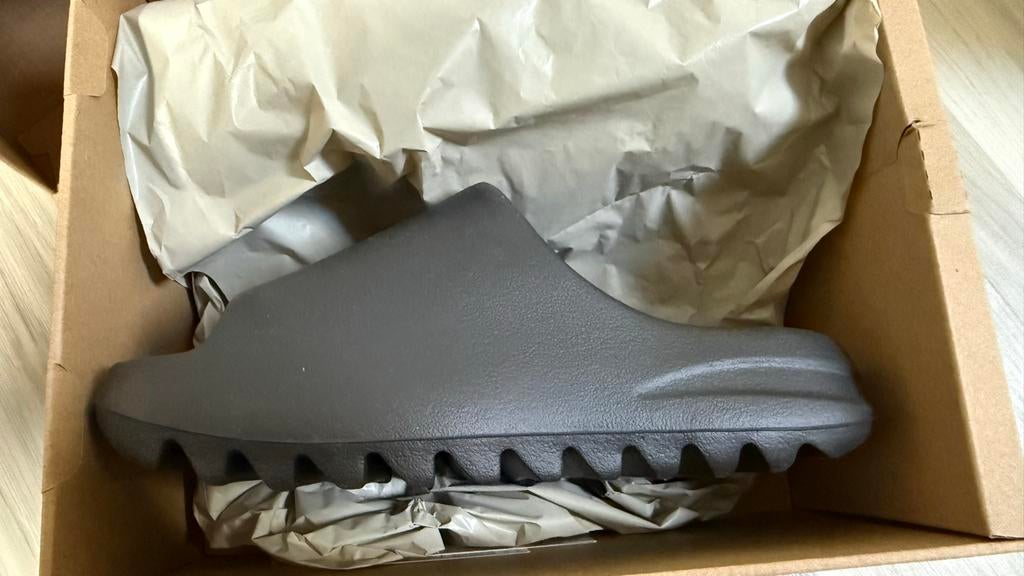 Adidas Yeezy Slide Onyx - Maat 38, Slippers, Zwart, Nieuw, Ophalen of Verzenden