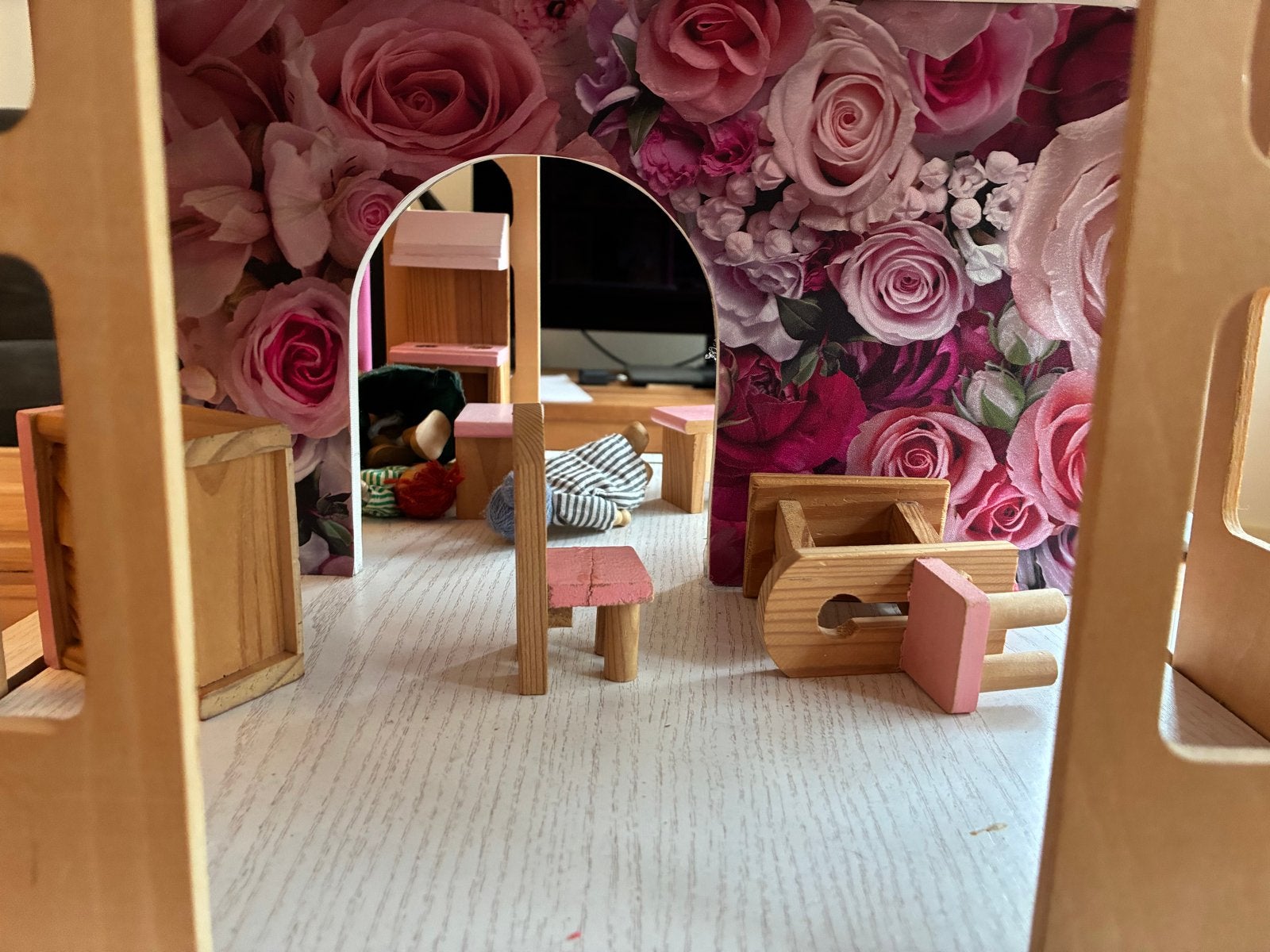 Groot houten poppenhuis met meubels en poppen, Ophalen, Gebruikt, Poppenhuis