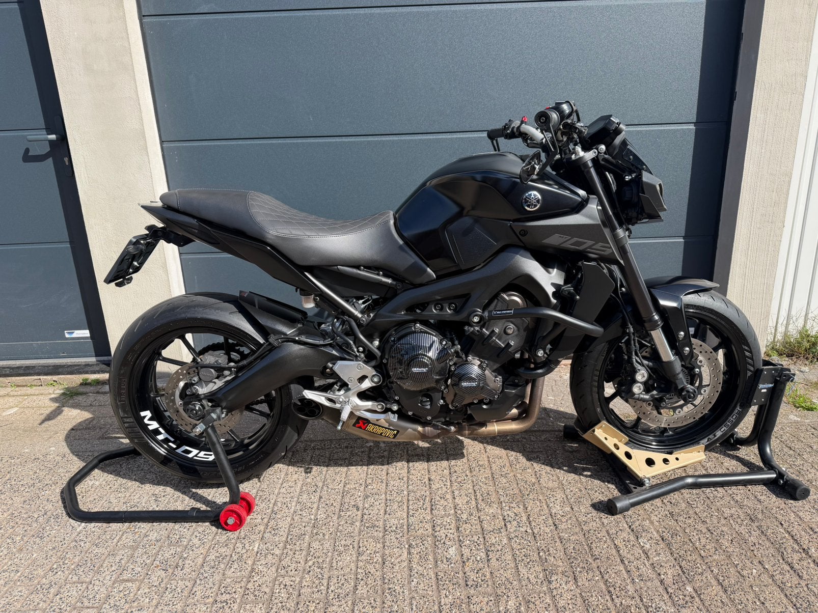 YAMAHA MT09 2019 CUSTOM FULL OPTION AKRA QS, Occasion, Motorrijbewijs A, Traction Control, Bedrijf
