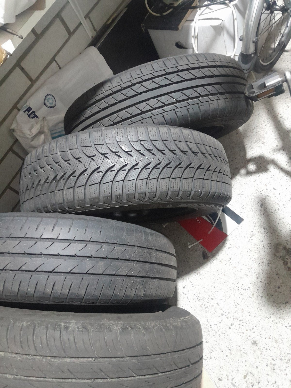 4x banden met stalen velgen 4x100 banden is 5-6mm 185-65-15, Auto's, Voorwielaandrijving, 74 pk, 4 cilinders, Citroën