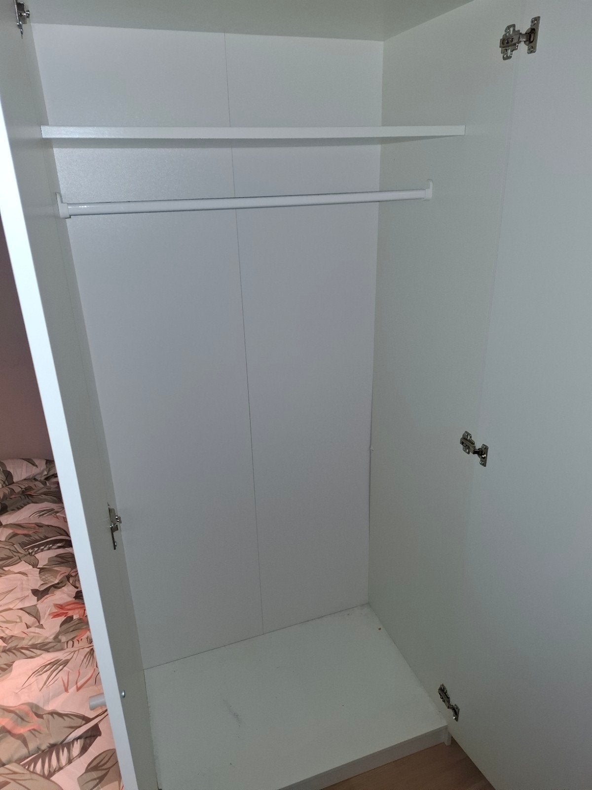 Witte kledingkast met hangruimte en plank, Ophalen, Met deur(en), Gebruikt, 50 tot 100 cm