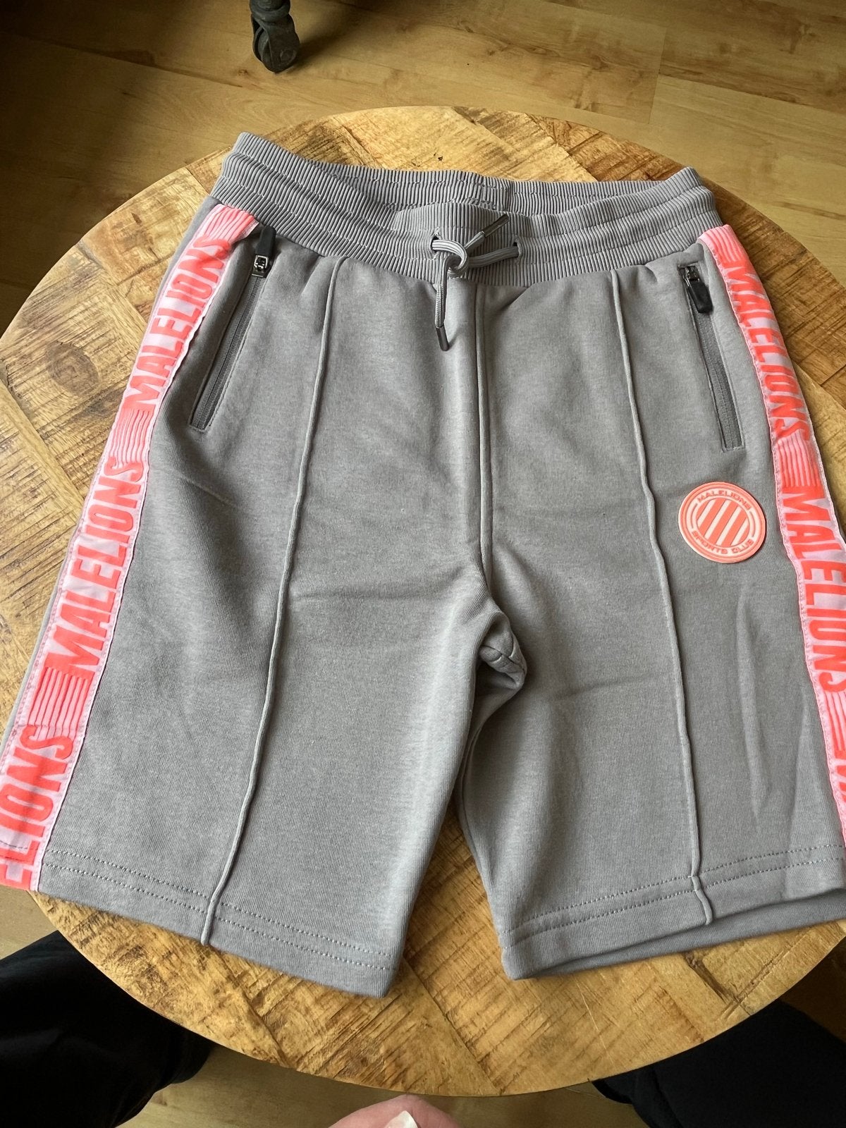 Nieuwe Malelions short maat 176 - Grijs met roze accenten, Ophalen of Verzenden, Nieuw, Jongen, Broek