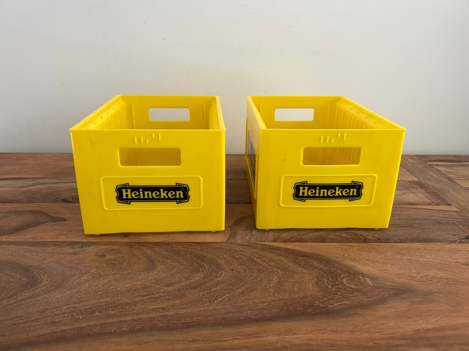 2x Vintage Heineken kratjes - Geel, Verzamelen, Ophalen of Verzenden, Zo goed als nieuw, Verpakking