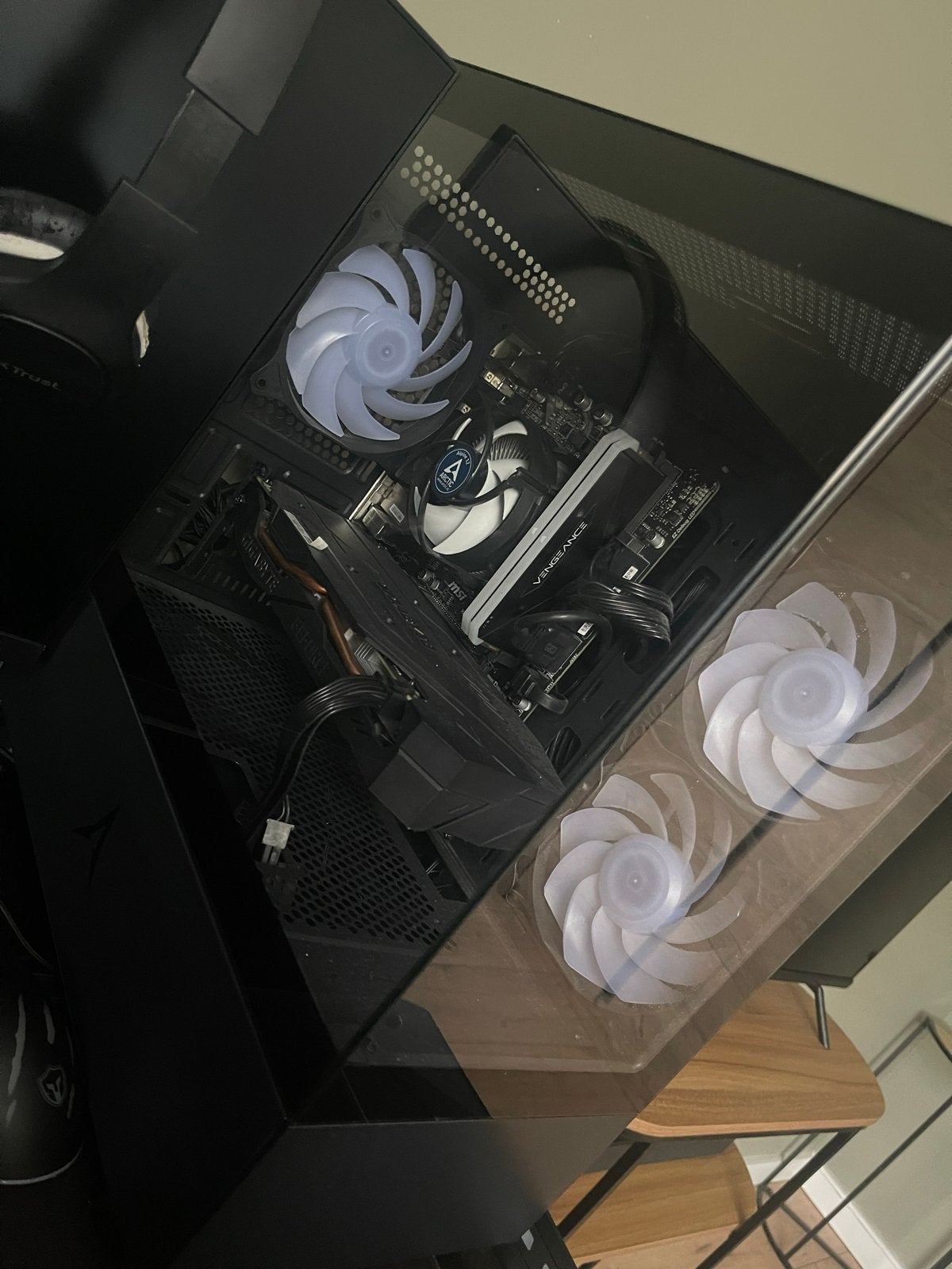 Foto 2 van Gaming PC met Intel i5-9400F, GTX 1660 Ti, 16GB RAM, 465GB S