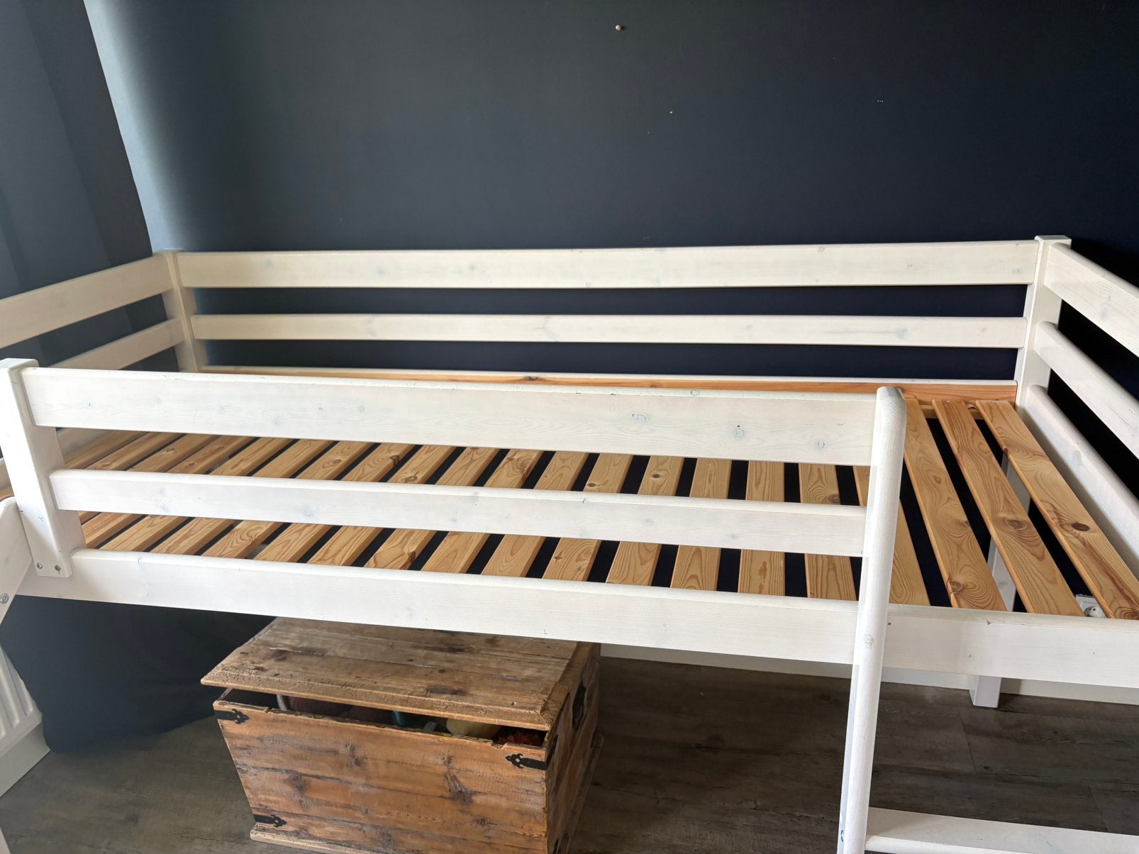 Halfhoogslaper met glijbaan, nette staat, 90x200, Kinderen en Baby's, Kinderkamer | Stapelbedden en Hoogslapers, Ophalen, Zo goed als nieuw