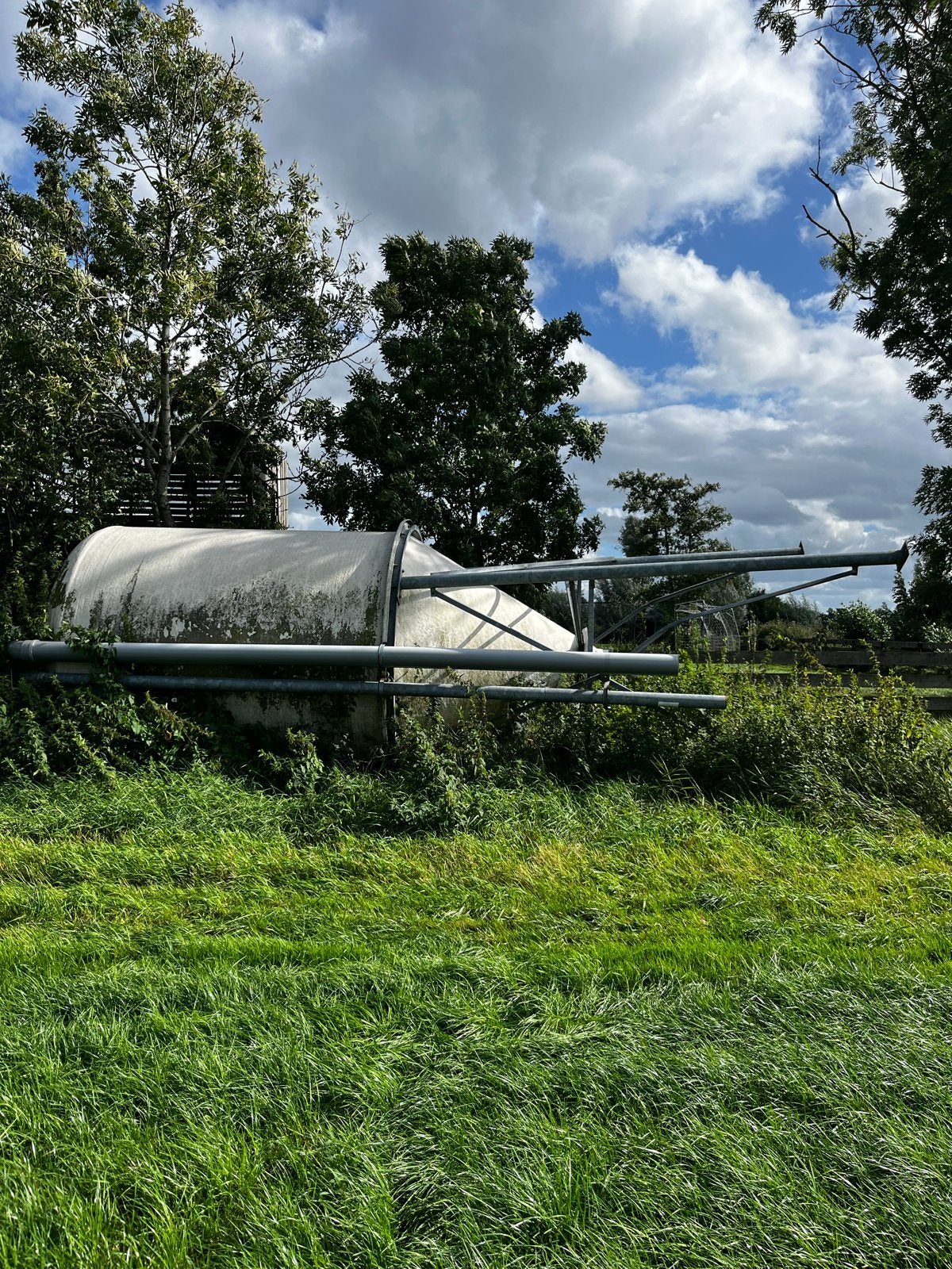 Grote silo met lichte schade - ideaal voor opslag, Ophalen