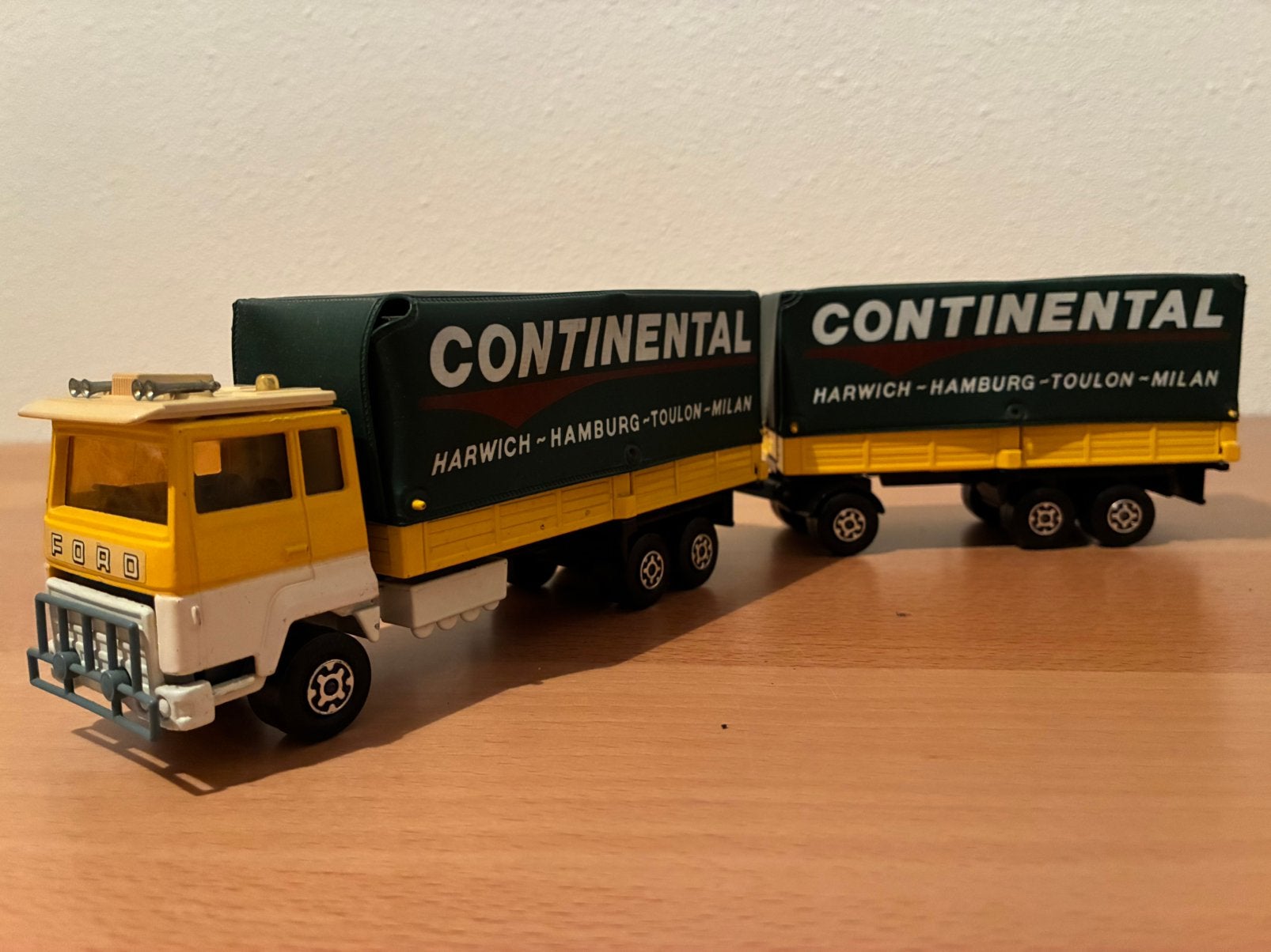 Matchbox Ford Transcontinental met aanhanger, Ophalen of Verzenden, Zo goed als nieuw, Bus of Vrachtwagen, Matchbox