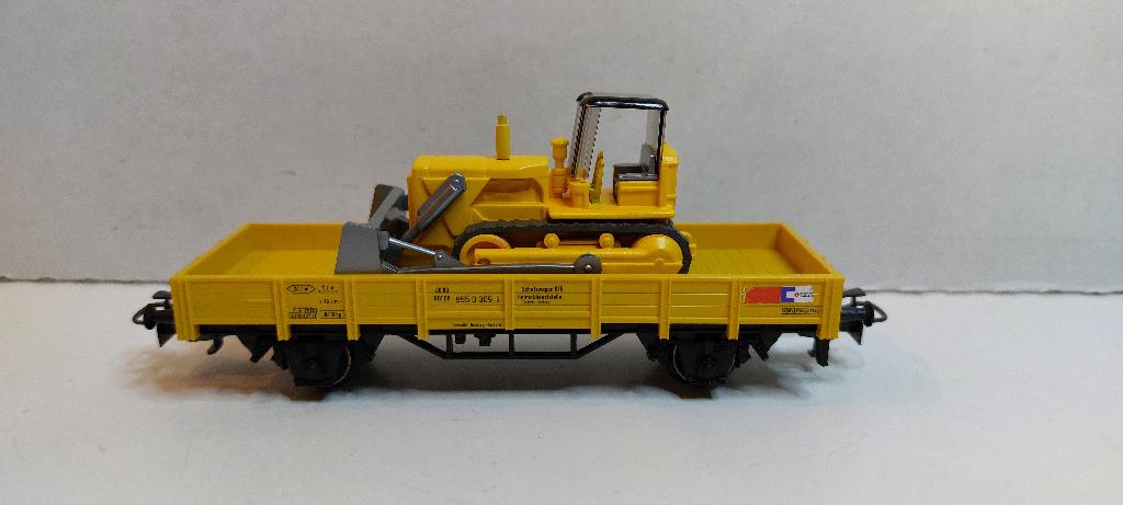Strukton Lage Bakwagon met een Bulldozer *Nieuwstaat* (03), Hobby en Vrije tijd, Modeltreinen | H0, Wisselstroom, Wagon, Ophalen of Verzenden