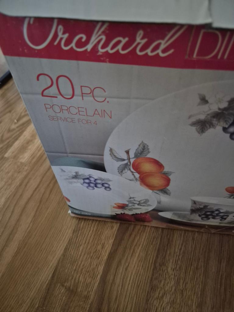 Mooi 20 delig servies voor 4 personen nieuw in de doos., Antiek en Kunst, Antiek | Servies compleet, Ophalen