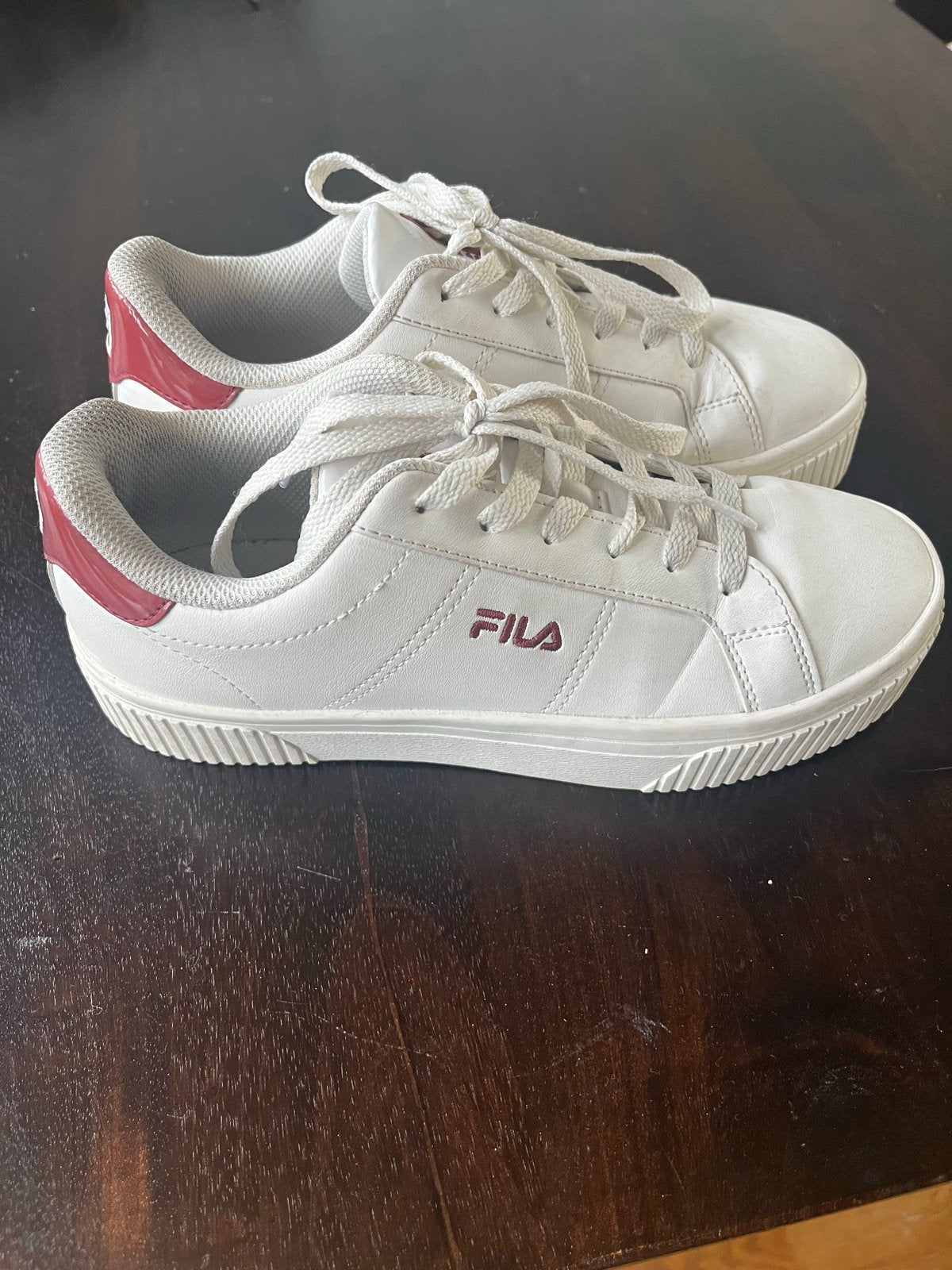 Witte Fila sneakers mt 37,5 met bordeaux rode accenten, Kleding | Dames, Ophalen of Verzenden, Gedragen, Wit, Sneakers of Gympen