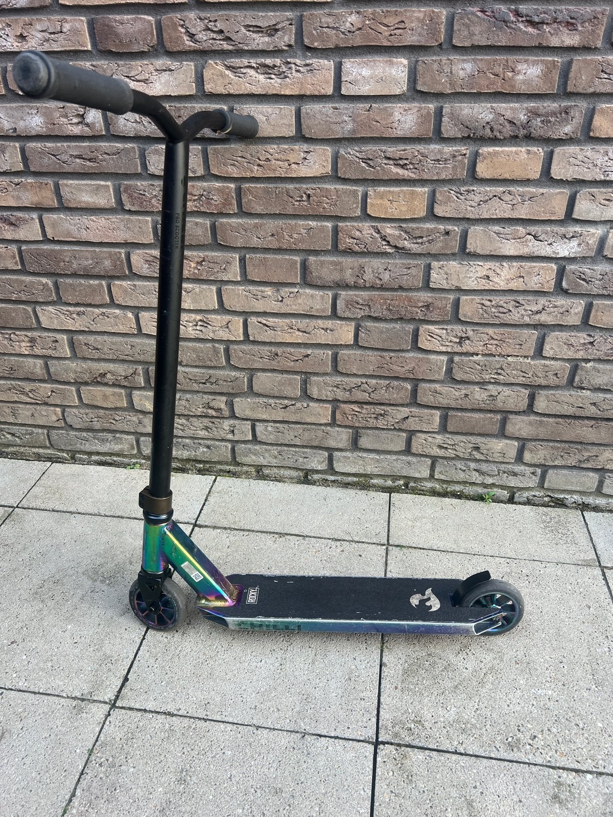 Stuntstep Chilli Base Rocky Neochrome, Fietsen en Brommers, Steps, Ophalen, Zo goed als nieuw, Overige typen