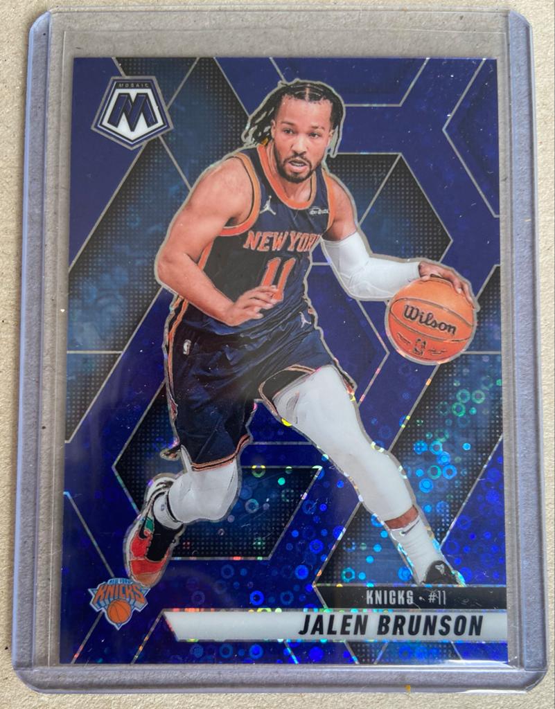 2024-25 Panini Mosaic Jalen Brunson Blue #176 47/85, Ophalen of Verzenden, Zo goed als nieuw, Overige sporten, Spelerskaart