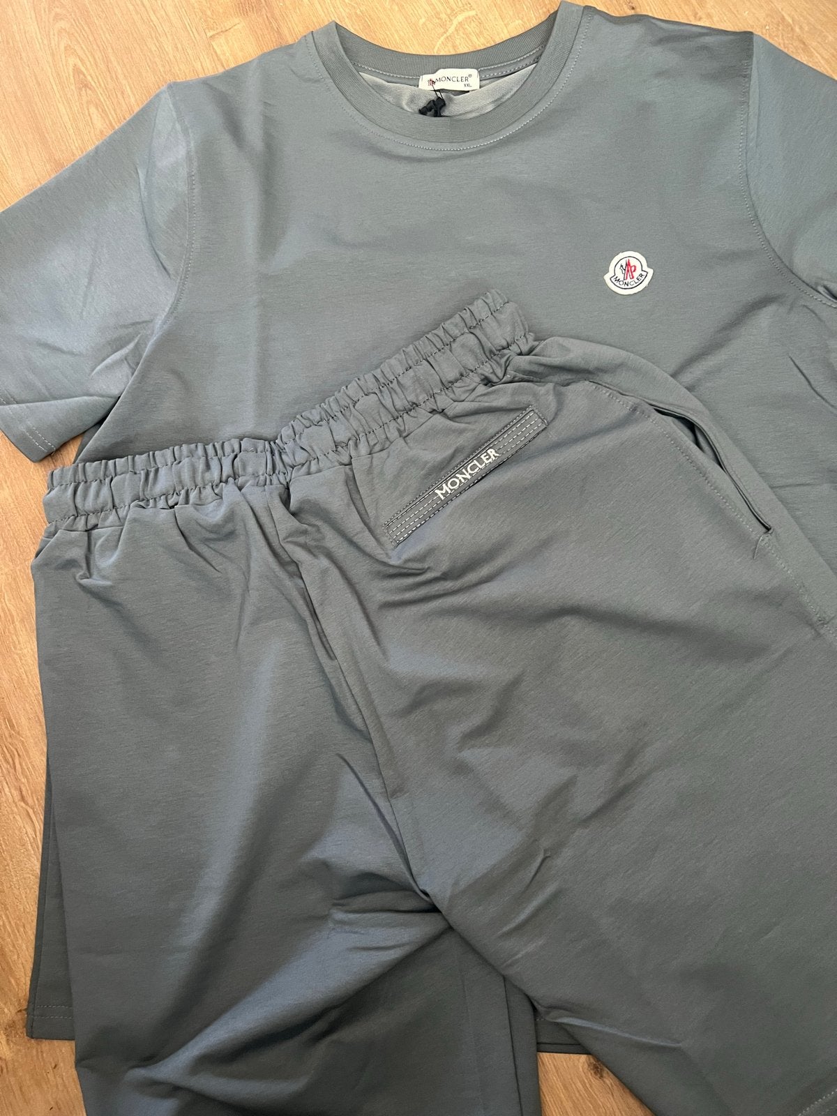 Moncler T-shirt en korte broek set - Grijs/blauw, Ophalen of Verzenden, Nieuw