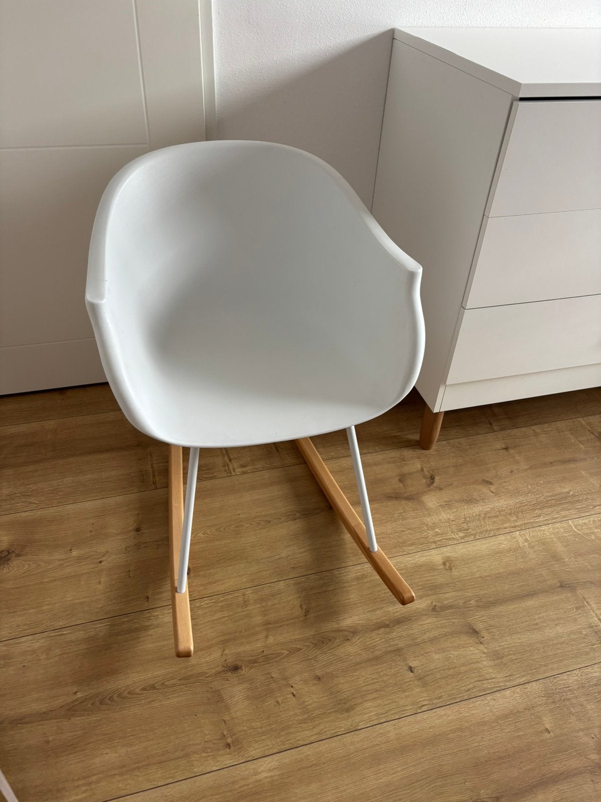 Witte schommelstoel/kuipstoel, Huis en Inrichting, Ophalen, Kunststof, Zwart, Zo goed als nieuw