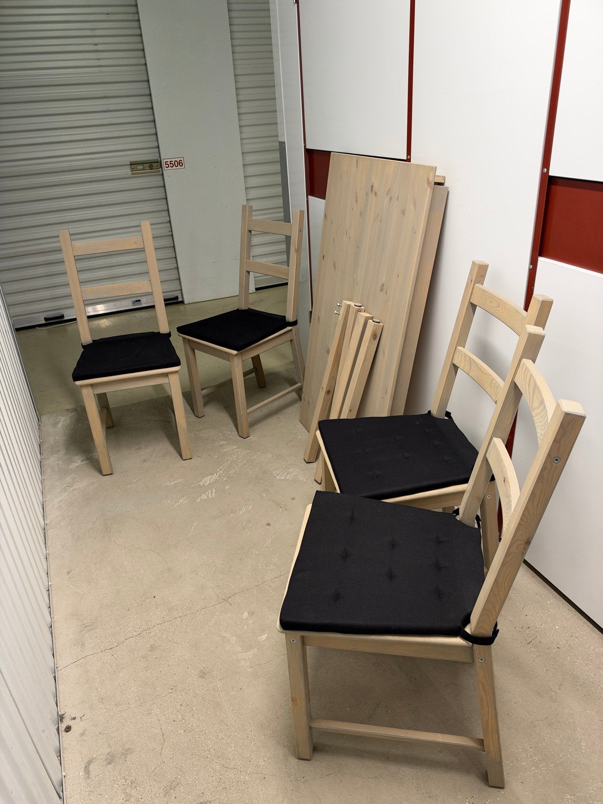 Eettafel met 4 stoelen - Licht hout met zwarte kussens, Huis en Inrichting, Ophalen, 100 tot 150 cm, 50 tot 100 cm, Zo goed als nieuw