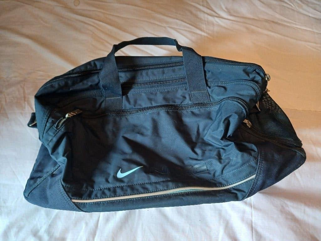 zwarte sporttas met veel vakken van NIKE, Ophalen of Verzenden, Zo goed als nieuw, Unisex volwassen