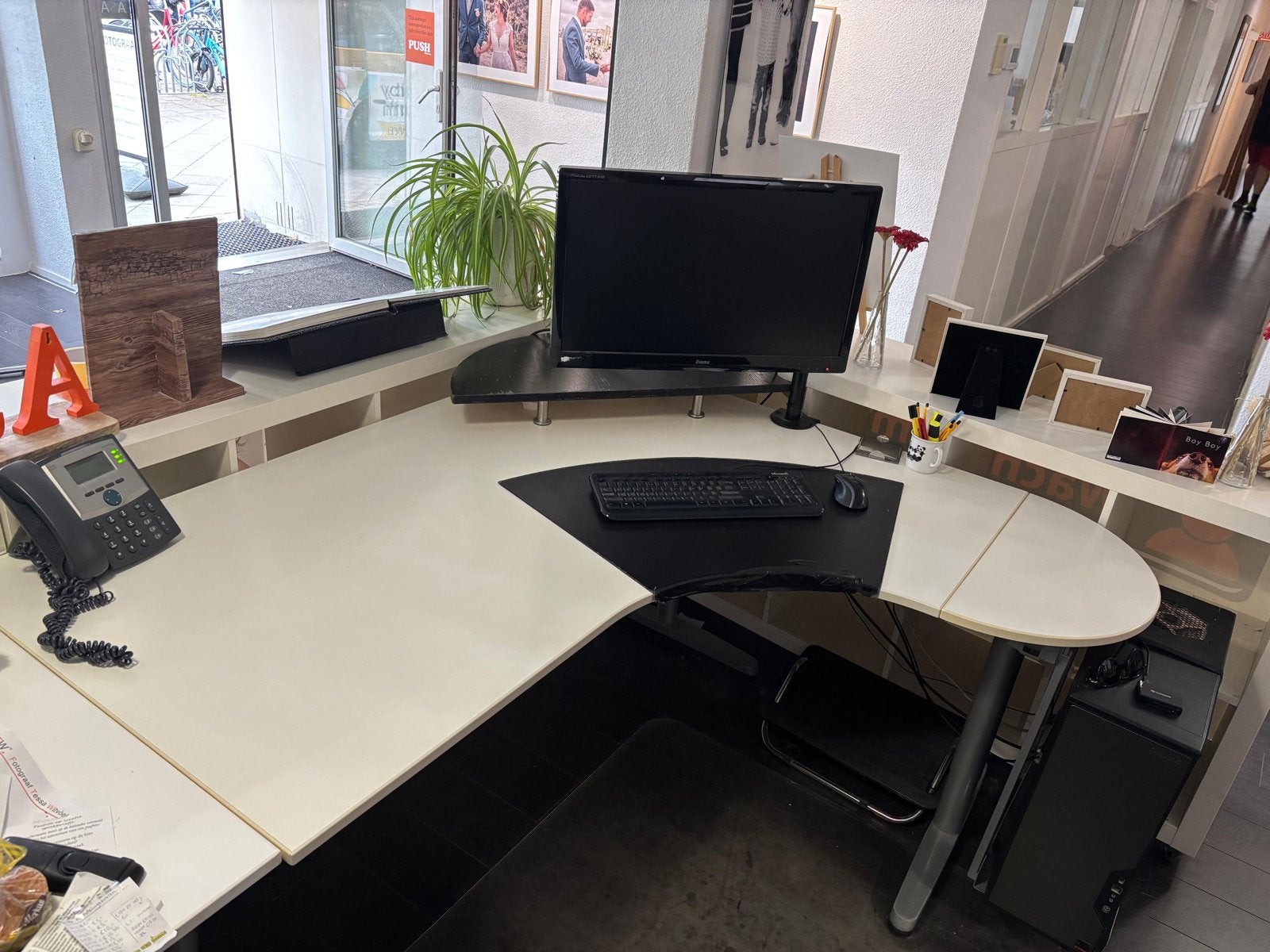 Ikea Galant bureau wit met monitorverhoger en accessoires, Huis en Inrichting, Ophalen, Gebruikt, IKEA, Computerbureau