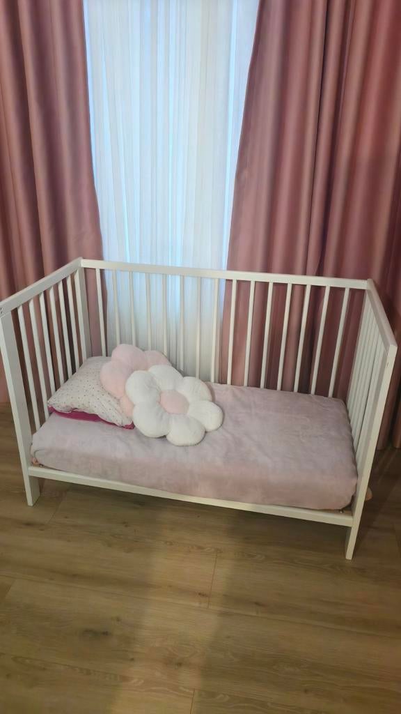 Wit Ledikant met Roze Details, Kinderen en Baby's, Babywiegjes en Ledikanten, Ophalen, Zo goed als nieuw, Ledikant