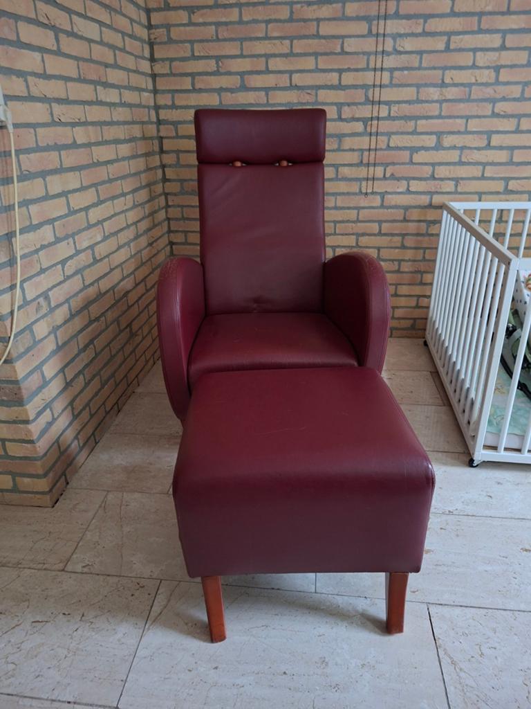 Bordeauxrode leren fauteuil met voetenbank, Huis en Inrichting, Fauteuils, Gebruikt, Leer, 50 tot 75 cm, 75 tot 100 cm, Ophalen