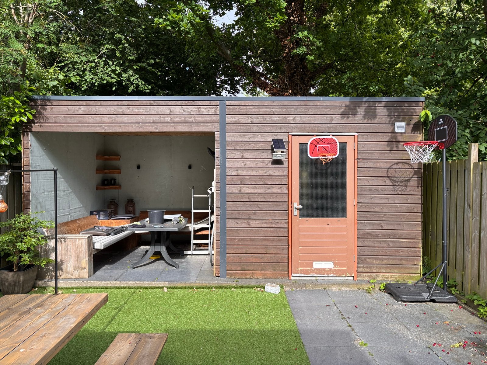 Houten schuur met overkapping en loungeset, Ophalen, Schuur, Zonder ramen, 500 cm of meer