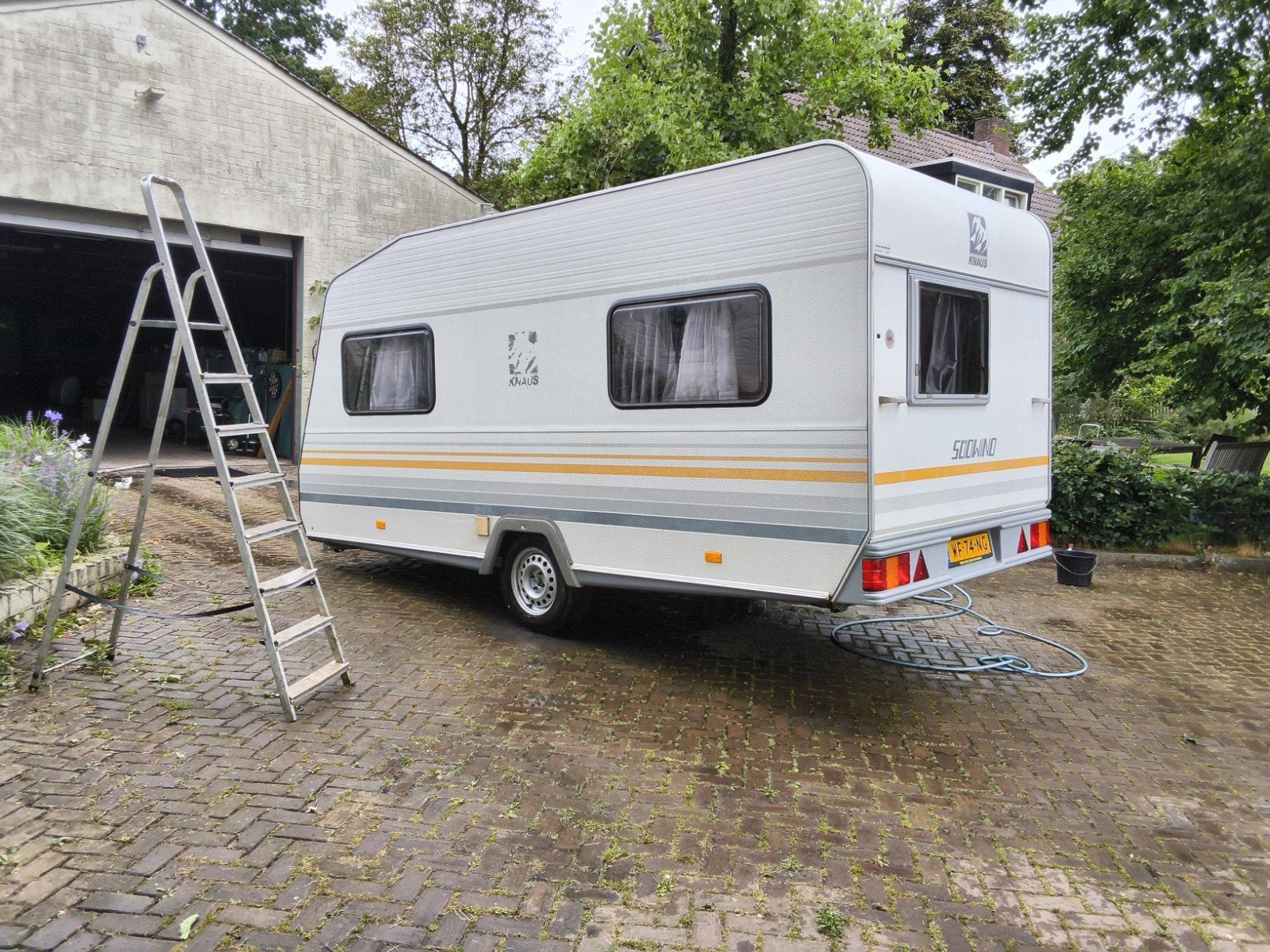 Prachtige Isabella Voortent opgebouwd aan Knaus Caravan., Bedrijf, Treinzit, Dwarsbed, Schokbreker