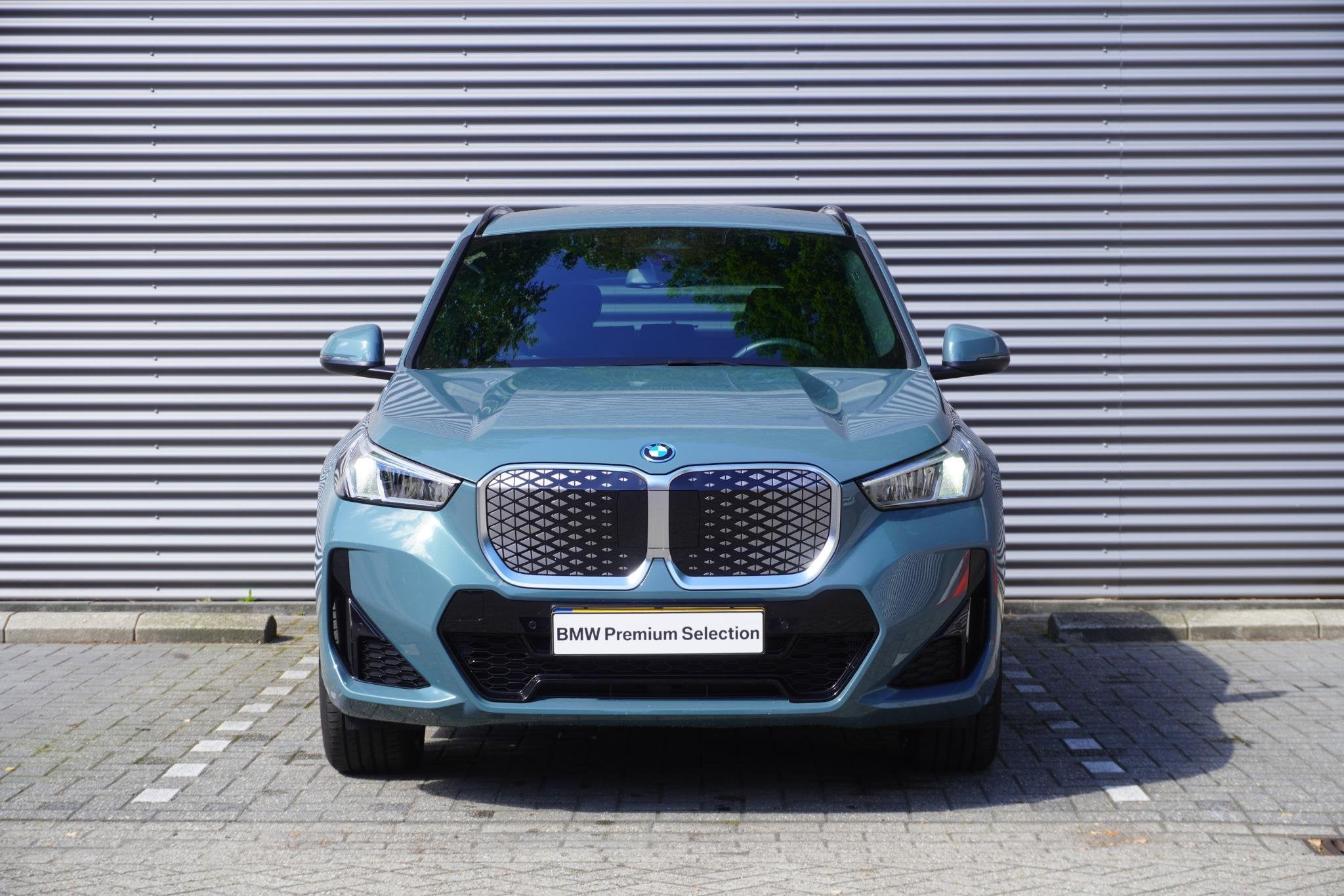 BMW iX1 eDrive20 | M Sportpakket | Getinte ramen | 18 inch L, Auto's, Dealer onderhouden, Gebruikt, Met garantie (alle), 204 pk