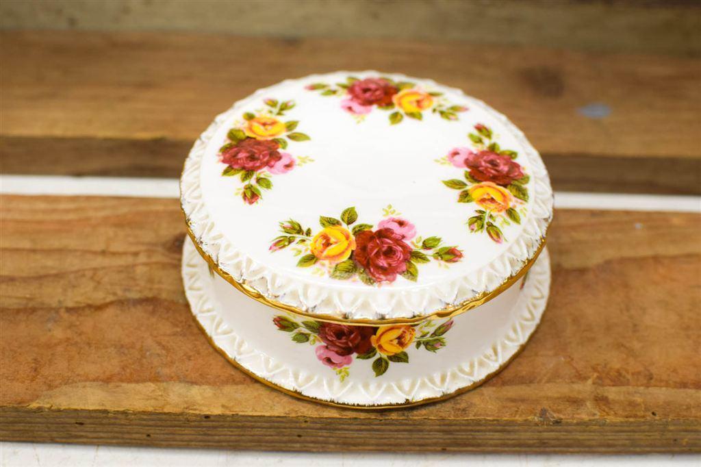 Cottage Rose porseleinen ronde sieraden doos 49581, Gebruikt, Ophalen of Verzenden, Bord(en), Wedgwood
