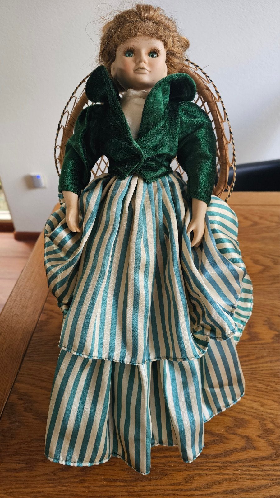 Vintage Porseleinen Pop in Groene kleding met Rotan Stoel, Ophalen of Verzenden, Gebruikt, Pop