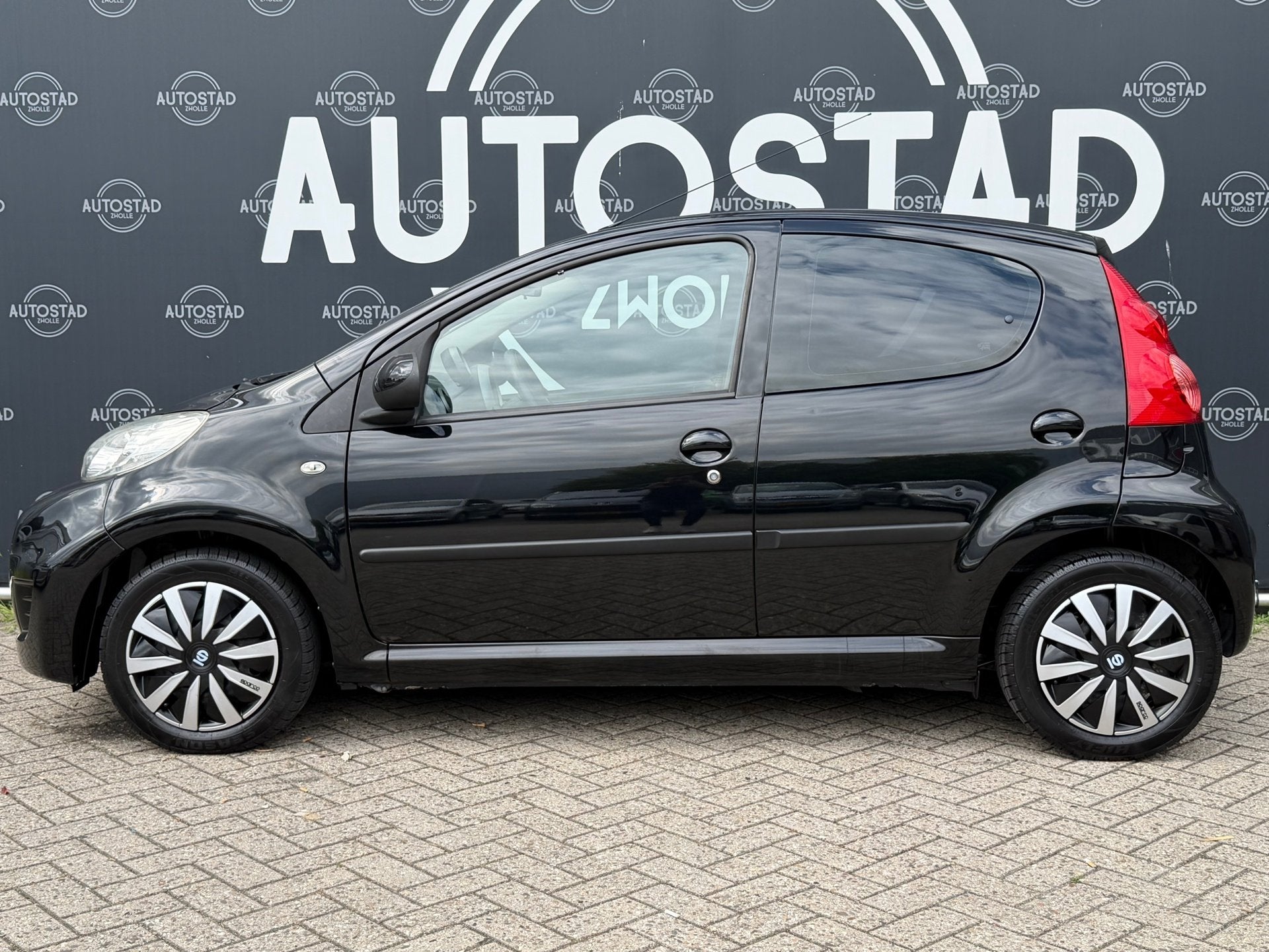 Peugeot 107 1.0-12V XS Automaat / NL-Auto / 2e Eigenaar / Ai, Auto's, Stof, Zwart, 4 stoelen, Origineel Nederlands